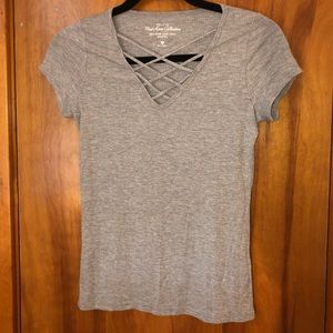 grey short sleeve t-shirt